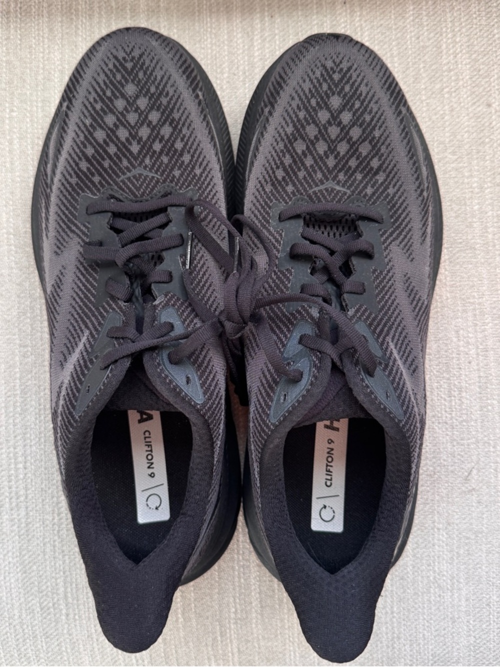 HOKA Men’s Clifton 9 Size 10.5 All Black EUC
